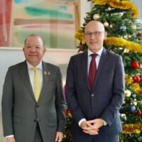 Thailands Handelsminister Phichai Naripatapan hat kürzlich mit dem britischen Botschafter Mark Gooding Gespräche geführt, um die wirtschaftliche Zusammenarbeit zwischen Thailand und dem Vereinigten Königreich zu erkunden. Im Mittelpunkt der Gespräche stand die mögliche Entwicklung eines Freihandelsabkommens (FTA), das die Handels- und Investitionsbeziehungen zwischen den beiden Ländern stärken soll.