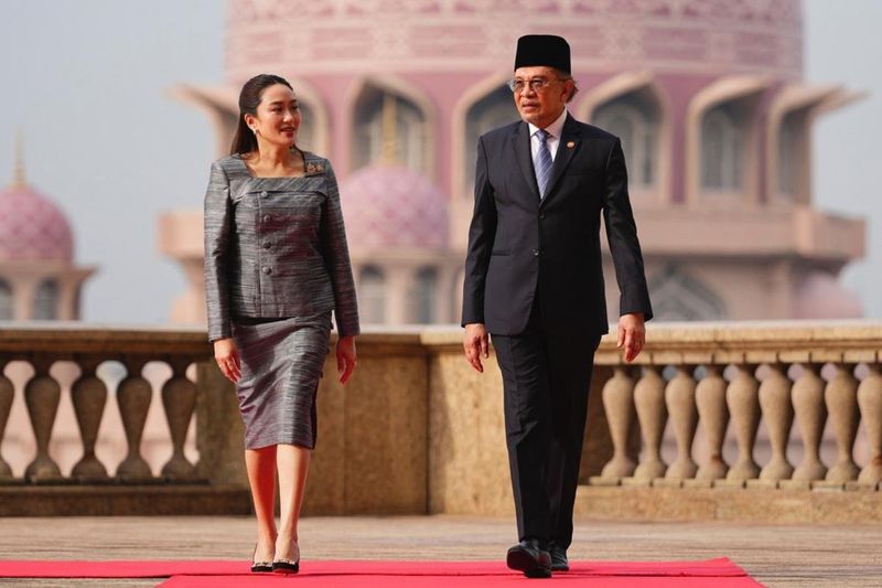 In einem mutigen diplomatischen Schritt hat Malaysia den ehemaligen thailändischen Premierminister Thaksin Shinawatra zum informellen Berater ernannt, bevor das Land im nächsten Jahr den Vorsitz des Verbands Südostasiatischer Nationen (ASEAN) übernimmt. Die Ankündigung wurde während einer gemeinsamen Pressekonferenz in Putrajaya bekannt gegeben, an der sowohl der malaysische Premierminister Anwar Ibrahim als auch Paetongtarn Shinawatra, Thaksins Tochter und derzeitige Premierministerin Thailands, teilnahmen.