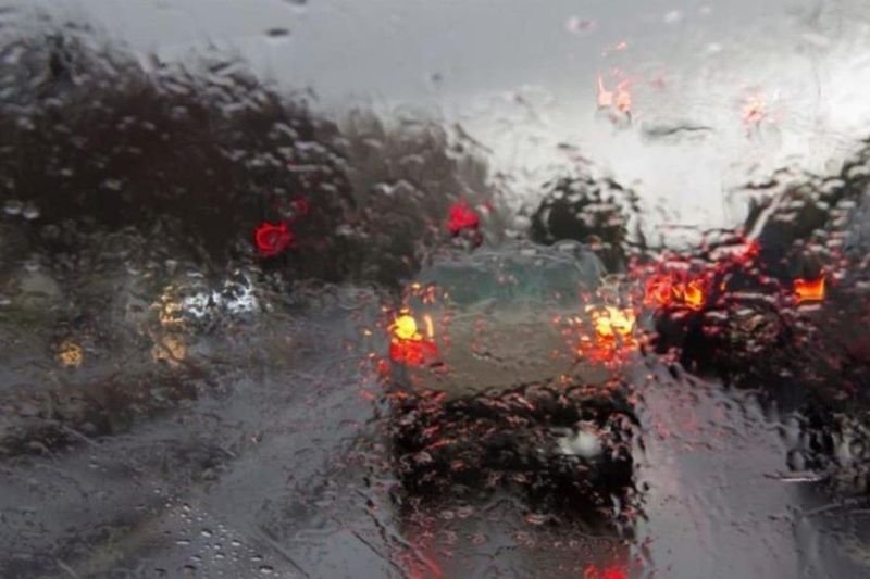 Aufgrund der Wetterbedingungen in ganz Thailand wurden in zehn Provinzen Warnungen vor starkem Regen und möglichen Sturzfluten ausgesprochen. In Bangkok herrschte morgens Nebel und die Mindesttemperatur lag bei 24 Grad Celsius. Das thailändische Wetteramt (TMD) berichtete, dass der Nordostmonsun, der den Golf von Thailand und die südliche Region bedeckt, abgeschwächt sei.