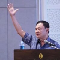 Der de-facto Vorsitzende der Pheu Thai Partei, Thaksin Shinawatra, übte scharfe Kritik an einigen Koalitionspartnern, weil diese eine Kabinettssitzung gesäumt hatten, auf der ein Gesetzesentwurf zur Erhebung einer weltweiten Mindestkörperschaftssteuer verabschiedet wurde.