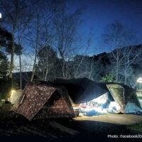 Touristen strömen zum Campingplatz Doi Pui auf Doi Suthep, um dort zu übernachten und an Wochenenden die kühle Morgenluft zu genießen. Besucher warten auf den Sonnenaufgang mit atemberaubender Aussicht auf die Stadt Chiang Mai. Kühle Morgen und atemberaubende Landschaften sind die große Attraktion von Doi Suthep