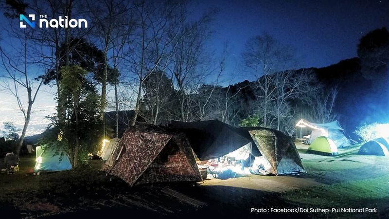 Touristen strömen zum Campingplatz Doi Pui auf Doi Suthep, um dort zu übernachten und an Wochenenden die kühle Morgenluft zu genießen. Besucher warten auf den Sonnenaufgang mit atemberaubender Aussicht auf die Stadt Chiang Mai. Kühle Morgen und atemberaubende Landschaften sind die große Attraktion von Doi Suthep