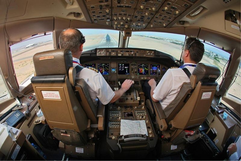 Eine umstrittene Entscheidung der thailändischen Regierung, ausländischen Piloten vorübergehend das Fliegen auf Inlandsstrecken zu gestatten, löst in der Luftfahrtbranche des Landes Debatten aus.