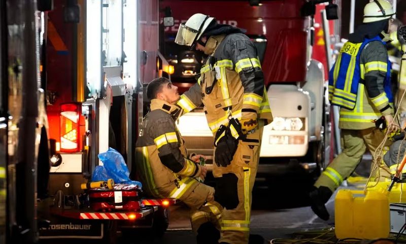 Zahlreiche Menschen wurden verletzt und mindestens zwei Menschen, darunter ein kleines Kind, kamen gestern am Freitag ums Leben, als ein Auto in eine Menschenmenge auf einem Weihnachtsmarkt in der ostdeutschen Stadt Magdeburg raste. Die örtlichen Behörden sprechen von einem Terroranschlag.Mindestens 68 weitere Menschen wurden verletzt, 15 davon schwebten in kritischem Zustand, teilte die Stadtverwaltung den Medien mit.