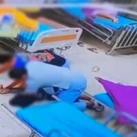 Ein 31-jähriger Patient, der unter Alkoholentzug litt, starb, nachdem er angeblich vom Personal des Si Sa Ket Krankenhauses, wo er behandelt wurde, geschlagen worden war. Eine Autopsie ergab, dass er an einer durch einen harten Gegenstand verursachten Kopfverletzung gestorben war .