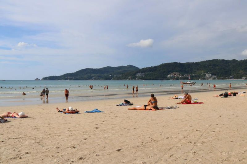 Der Polizeichef von Patong, Oberst Chalermchai Hernsawad, sagte, die Polizei sei am Samstag gegen 23:03 Uhr von einem Massagesalon am Strand von Patong darüber informiert worden, dass es einen Ärger mit einem singapurischen Touristen gegeben habe.