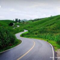 Das Straßenbauamt fordert Besucher der an Myanmar grenzenden Provinz auf, die atemberaubende Landschaft zu genießen. Im Bezirk Mae Sot in der Provinz Tak ist eine neue Touristenattraktion entstanden, die es Touristen ermöglicht, von einer kurvenreichen Bergstraße, die der Zahl 33 ähnelt, einen Panoramablick auf die Umgebung zu genießen.