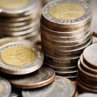 Zum Jahresende 2024 lag der Baht bei 34,11 Baht pro US-Dollar. Dieser Kurs scheint zwar nahe am Jahresendwert 2023 zu liegen, doch im Jahresverlauf wies die Währung große Schwankungen auf, was auf eine erhöhte Volatilität hindeutet.