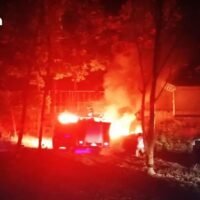 Eine verlassene Chemieabfallfabrik in Rayong wurde erneut in Brand gesteckt, was den Verdacht auf Brandstiftung aufkommen ließ. Die Fabrik, die nach einem Brand im Jahr 2022 ihren Betrieb einstellte, hinterließ unbehandelten Abfall.