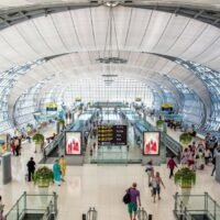 Thailands Flughäfen bereiten sich mit dem bevorstehenden chinesischen Neujahrsfest auf einen Passagieransturm vor. Zwischen dem 24. Januar und dem 2. Februar werden 4,03 Millionen ausländische Ankünfte erwartet. Das Verkehrsministerium hat die thailändischen Flughäfen (AoT) angewiesen, während dieses 10-tägigen Reisebooms einen reibungslosen Betrieb und Sicherheit zu gewährleisten.