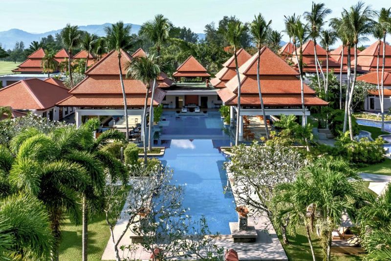 Die Außenansicht des Banyan Tree Veya Phuket. Der Markt für Luxusimmobilien in Phuket boomt und zeigt keine Anzeichen einer Verlangsamung. Der Markt für Luxusimmobilien in Phuket erreicht beispiellose Höhen und zeichnet sich als Top-Trend für 2025 ab.Der Aufschwung begann im Jahr 2022 und erreichte im vergangenen Jahr neue Höchststände, ohne Anzeichen einer Verlangsamung.