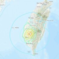 Ein Erdbeben der Stärke 6,4 erschütterte am Montag kurz nach Mitternacht den Süden Taiwans. Nach Angaben der Inselbehörden wurden Gebäude beschädigt und mindestens 27 Menschen verletzt. Der Schwerpunkt des Erdbebens, das die Insel um 0:17 Uhr erschütterte, lag in der Gemeinde Dapu im bergigen Landkreis Chiayi in einer Tiefe von 9,7 Kilometern, teilte die Feuerwehr mit. Es gab keine unmittelbaren Berichte über Todesfälle.