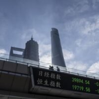 Chinesische Aktien verzeichneten ihren schlechtesten Jahresstart seit fast einem Jahrzehnt, da sich die Anleger auf wirtschaftliche Unsicherheiten aufgrund schwächer als erwarteter Produktionsdaten und einer erwarteten Erhöhung der Zölle vorbereiteten.