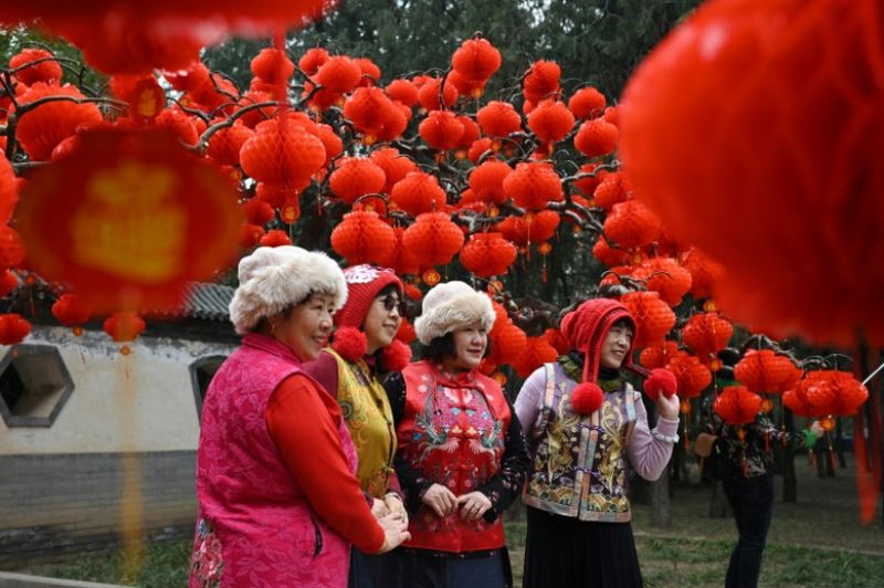 Hunderte Millionen Menschen in ganz Asien feiern heute am Mittwoch mit ihren Familien das Neujahrsfest, verabschieden sich vom Jahr des Drachen und läuten das Jahr der Schlange ein.Die Chinesen freuen sich anlässlich des Frühlingsfests 2025 über acht aufeinanderfolgende Feiertage, bei denen sie gemeinsam essen, traditionellen Aufführungen beiwohnen und Knallkörper und Feuerwerk zünden können.