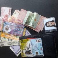 Ein Straßenreiniger aus Pattaya hat mit einer einfachen, aber außergewöhnlichen Tat der Ehrlichkeit die Aufmerksamkeit auf sich gezogen und weithin Bewunderung dafür gewonnen. Der Reiniger, dessen Identität unbekannt bleibt, stolperte bei der Arbeit auf der belebten South Pattaya Walking Street über eine Brieftasche und tat sein Möglichstes, um sicherzustellen, dass sie sicher an ihren rechtmäßigen Besitzer zurückgegeben wird.