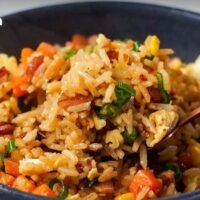 Heutzutage kaufen viele Menschen Fertiggerichte und lagern sie über einen längeren Zeitraum im Kühlschrank. Manchmal vergessen sie sie sogar. Diese Vorgehensweise kann die Gesundheit gefährden und zu potenziellen Gefahren führen, wenn die Lebensmittel verzehrt werden. Ein Beispiel ist das „Fried Rice Syndrome“, das durch das Bakterium Bacillus cereus verursacht wird und zu einer Lebensmittelvergiftung führt.