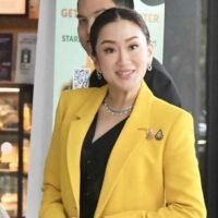 Thailands Premierministerin Paetongtarn Shinawatra liest die politische Erklärung am Donnerstag, den 12. September 2024, im Parlament in Bangkok, Thailand. Paetongtarn erschien zum ersten Mal im Parlament, um darzulegen, wie ihre Regierung das Land verbessern will. (AP Foto/Sakchai Lalit)