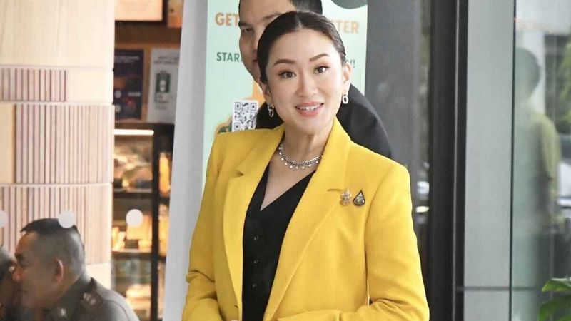 Thailands Premierministerin Paetongtarn Shinawatra liest die politische Erklärung am Donnerstag, den 12. September 2024, im Parlament in Bangkok, Thailand. Paetongtarn erschien zum ersten Mal im Parlament, um darzulegen, wie ihre Regierung das Land verbessern will. (AP Foto/Sakchai Lalit)
