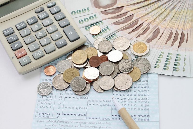 Im Vergleich zu anderen Ländern der Region ist die Privatschulden Thailands im Verhältnis zum BIP nach wie vor hoch.Die Bank von Thailand geht davon aus, dass die private Verschuldung des Landes im Verhältnis zum BIP aufgrund der Bemühungen zur Entschuldung und des jüngsten Schuldenerlasses schneller sinken wird als bisher angenommen.