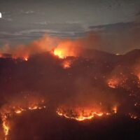 In Suphan Buri und Chon Buri wüten die Waldbrände noch immer und haben über 1.000 Rai Wald zerstört. Feuerwehrleute und Freiwillige arbeiten unermüdlich daran, die Flammen einzudämmen und die umliegenden Gemeinden und Klosterzentren zu schützen. In Suphan Buri wüten nach wie vor massive Waldbrände, die angeblich vor vier Tagen von Wilderern gelegt wurden. Offiziellen Angaben zufolge sind dabei bereits rund 1.000 Rai Wald zerstört worden.