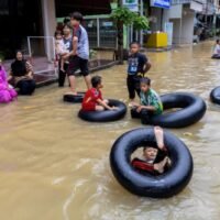KUALA LUMPUR — Mindestens fünf Menschen kamen ums Leben, und Tausende mussten in zwei malaysischen Bundesstaaten auf Borneo evakuiert werden, nachdem tagelange schwere Regenfälle Überschwemmungen und Erdrutsche ausgelöst hatten.