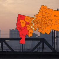 Die Hauptstadt Bangkok ist heute von einer PM2,5 Luftverschmutzung betroffen, die in allen 50 Bezirken den Sicherheitswert überschreitet. Fünf Orte sind in der Verschmutzungskategorie „Rot“ und der Rest in Orange. Der durchschnittliche PM2,5 Wert liegt laut dem Luftqualitätsinformationszentrum der Bangkok Metropolitan Administration bei 62,5 µg/m³.