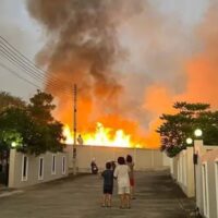 Hubschrauber und Feuerwehrwagen der Marine wurden heute Morgen (18. Januar) ausgesandt, um bei der Löschung eines Waldbrandes zu helfen, der gestern Abend auf Khao Krathing in der Nähe von Bang Saray in Chonburi ausgebrochen war. Der Öffentlichkeit wurde versichert, dass der Brand unter Kontrolle sei und wahrscheinlich heute gelöscht werden könne, berichtete die Zeitung Naewna.