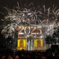 Menschen auf der ganzen Welt begrüßten das Jahr 2025 mit schillernden Lichtshows, Umarmungen und eiskalten Tauchgängen in der Schweiz und an einigen anderen Orten. Von Sydney über Mumbai und Paris bis Rio de Janeiro begrüßten Gemeinden auf der ganzen Welt das Jahr 2025 mit spektakulären Lichtshows, Umarmungen und Eissprüngen.