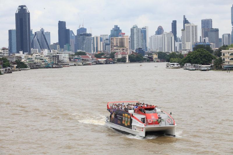 Passagiere genießen die Sehenswürdigkeiten und Geräusche Bangkoks während einer Kreuzfahrt auf dem Chao Phraya. Tourismusunternehmen glauben, dass die Politik der Trump-Regierung den Sektor nicht beeinträchtigen wird. Apichart Jinakul