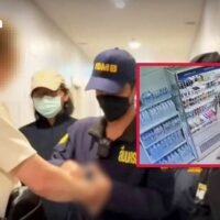 Eine Thailänderin hatte bei der Polizeiwache Thung Maha Mek Anzeige erstattet. Sie behauptete, ein ihr unbekannter Ausländer habe ihr am 21. Dezember beim Einkaufen in einem Supermarkt im Stadtteil Sathorn feste auf den Hintern geschlagen.