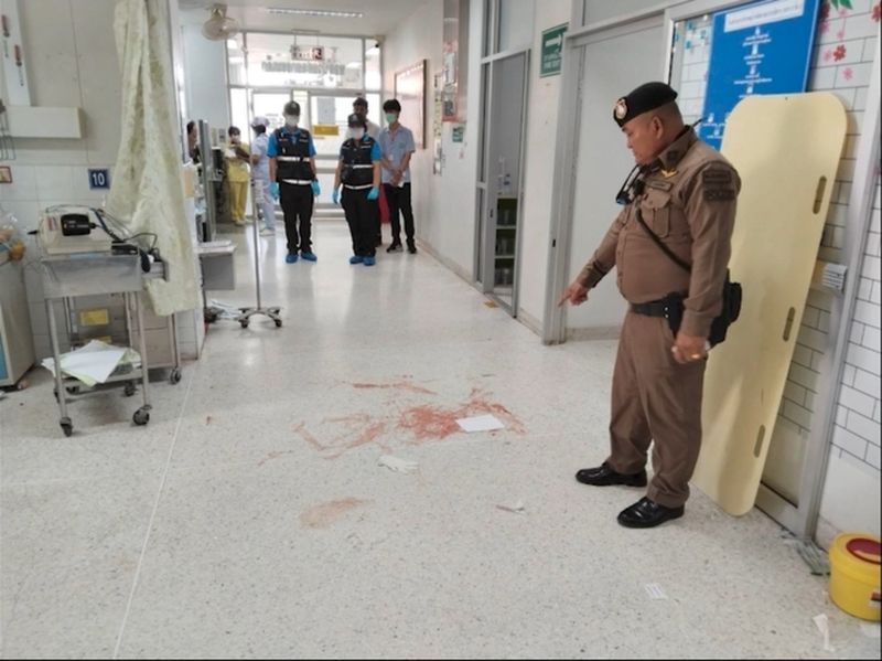 Im Surin-Krankenhaus ereignete sich ein tragischer Vorfall, bei dem ein 27-jähriger Patient , der sich von einer Operation erholte, von der Polizei erschossen wurde, nachdem er eine Waffe vorgezeigt hatte . Die örtliche Polizei berichtete, der bedauerliche Vorfall habe sich in einer Patientenstation im vierten Stock des Krankenhauses in Surin ereignet.