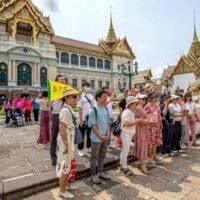 Um das Vertrauen chinesischer Touristen, die Thailand besuchen möchten, wiederherzustellen, wird Premierministerin Paetongtarn Shinawatra eine persönliche Sicherheitsbotschaft übermitteln. Dieser Schritt erfolgt vor dem Hintergrund wachsender Bedenken, die zu zahlreichen Stornierungen während des chinesischen Neujahrs, einer beliebten Reisezeit, geführt haben.