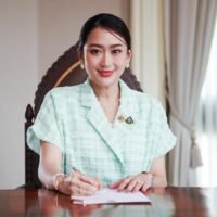 Premierministerin Paetongtarn Shinawatra wird am kommenden Sonntag, dem 2. Februar , in der ersten Folge ihrer brandneuen Talkshow „ Empowering Thais“ ihr Fernsehdebüt geben . Ziel der Sendung ist es, die Erfolge und Zukunftsvisionen ihrer Regierung vorzustellen und der Öffentlichkeit einen direkten Einblick in die nationale Politik zu geben.