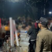 Die Polizei in Pattaya führte heute früh, am 5. Januar, eine groß angelegte Razzia in einem Nachtclub in der belebten Walking Street durch. Ziel der Operation war der Club Panda, der über seine legalen Öffnungszeiten hinaus geöffnet war, wodurch Spuren von Drogenmissbrauch unter den Gästen zutage traten.