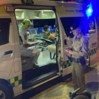 Ein russischer Tourist wurde bei einem Messerangriff in einem Supermarkt an der Jomtien Second Road in Pattaya verletzt . Das Sawang Boriboon Thammasathan Rescue Centre erhielt gestern, am 4. Januar, um 2 Uhr morgens den Notruf, in dem die Verletzungen des 39-jährigen Denis Rumiantsev geschildert wurden, der eine Messerwunde am linken Bein erlitten hatte. Die Blutung war so stark, dass Rettungskräfte ihn sofort medizinisch versorgen mussten, bevor er ins Krankenhaus gebracht wurde.