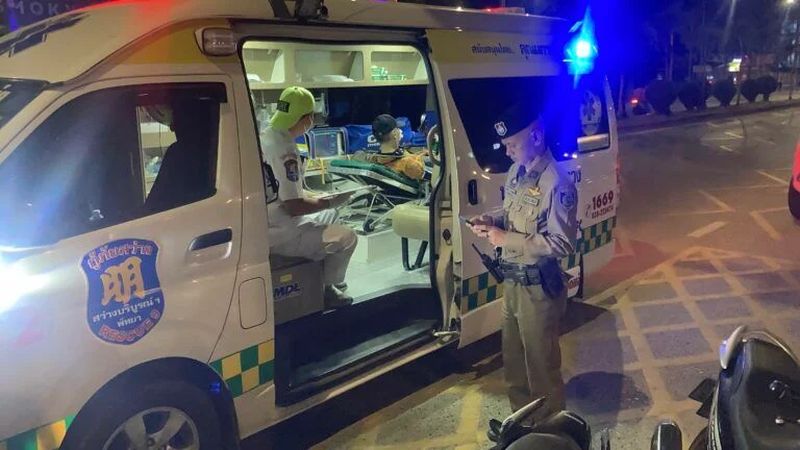 Ein russischer Tourist wurde bei einem Messerangriff in einem Supermarkt an der Jomtien Second Road in Pattaya verletzt . Das Sawang Boriboon Thammasathan Rescue Centre erhielt gestern, am 4. Januar, um 2 Uhr morgens den Notruf, in dem die Verletzungen des 39-jährigen Denis Rumiantsev geschildert wurden, der eine Messerwunde am linken Bein erlitten hatte.Die Blutung war so stark, dass Rettungskräfte ihn sofort medizinisch versorgen mussten, bevor er ins Krankenhaus gebracht wurde.