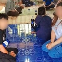 Eine schwangere thailändische Braut verwüstete das Haus ihres zukünftigen Mannes in der nordöstlichen Provinz Bueng Kan, weil es ihr nicht gelang, eine Mitgift von 150.000 Baht aufzubringen. Ein Familienmitglied des zukünftigen Bräutigams teilte auf Facebook Videos und Bilder der Folgen, auf denen kaputte Geräte und beschädigte Möbel zu sehen sind. In der Bildunterschrift schrieb der Verwandte: