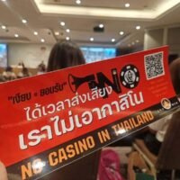 In einem entschiedenen Vorstoß gegen die Einführung von Casinos in Thailand sammelt die Stop Gambling Foundation gemeinsam mit 200 Partnerorganisationen 50.000 Unterschriften. Ihr Ziel ist es, die derzeitige Pheu Thai Regierung dazu zu bewegen, die Pläne zur Einbeziehung von Casinos in zukünftige Unterhaltungskomplexprojekte zu überdenken. Die Koalition fordert außerdem, dass jeder Entscheidung in dieser Angelegenheit ein öffentliches Referendum vorausgeht, um sicherzustellen, dass die Stimmen der Bürger gehört werden, bevor entsprechende Maßnahmen ergriffen werden.