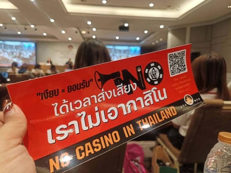 In einem entschiedenen Vorstoß gegen die Einführung von Casinos in Thailand sammelt die Stop Gambling Foundation gemeinsam mit 200 Partnerorganisationen 50.000 Unterschriften. Ihr Ziel ist es, die derzeitige Pheu Thai Regierung dazu zu bewegen, die Pläne zur Einbeziehung von Casinos in zukünftige Unterhaltungskomplexprojekte zu überdenken. Die Koalition fordert außerdem, dass jeder Entscheidung in dieser Angelegenheit ein öffentliches Referendum vorausgeht, um sicherzustellen, dass die Stimmen der Bürger gehört werden, bevor entsprechende Maßnahmen ergriffen werden.