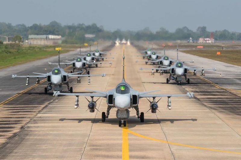 Die Royal Thai Air Force (RTAF) hat sich für schwedische Gripen-Jets anstelle der in den USA hergestellten F-16-Flugzeuge entschieden und verweist auf die größeren Vorteile für die Regierung . Diese Entscheidung wurde von Air Chief Marshal Punpakdee Pattanakul im Zuge laufender Diskussionen über die Gründe für diese Wahl bekannt gegeben.