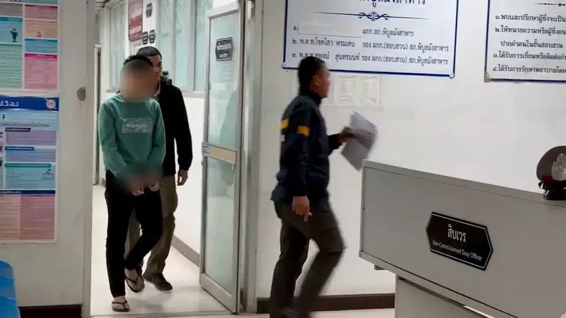 Acht Personen, darunter vier Polizisten und ein Ranger , wurden festgenommen , weil sie angeblich sieben Chinesen entführt und um 2 Millionen Baht erpresst haben.Aus Berichten aus der Gegend geht hervor, dass es den Chinesen gelang, ihre Verwandten zu alarmieren, indem sie ihnen per Mobiltelefon die Position eines Resorts im Bezirk Phibun Mangsahan in Ubon Ratchathani, wo sie festgehalten wurden, übermittelten.