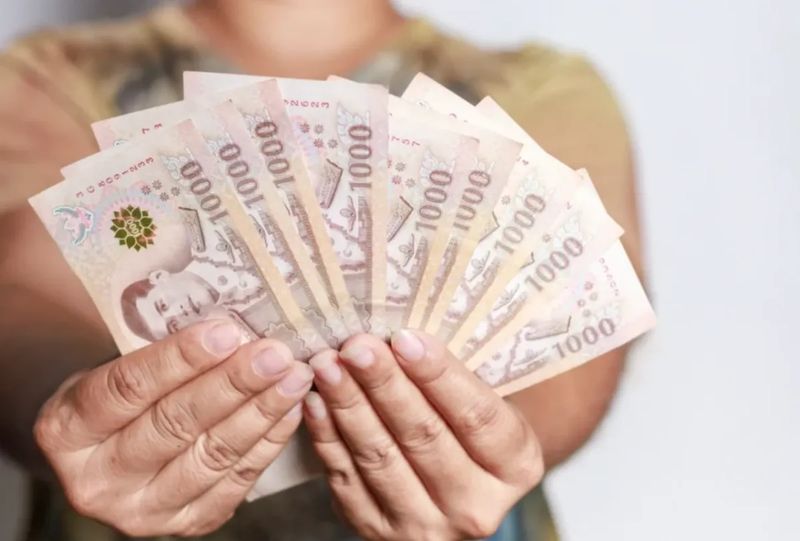 Die zweite Phase des 10.000 Baht Almosenprogramms der Regierung, das nur wenige Tage vor den Provinzwahlen gestartet wurde, wird von manchen sicherlich als eine Form des Stimmenkaufs angesehen, sagte der Abgeordnete der Volkspartei, Pakornwut Udompipatskul, gestern am Dienstag.