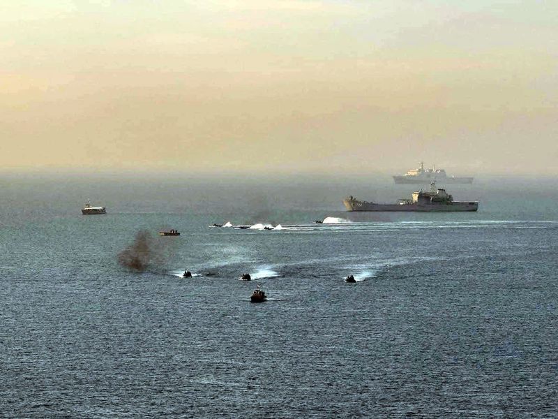 Während die thailändische Regierung unter der Führung der Pheu Thai-Partei durch die komplexen Gewässer der militärischen Beschaffung und diplomatischen Beziehungen navigiert, spitzen sich intensive Diskussionen über den Erwerb von Fregatten und U-Booten zu. Auf dem Spiel stehen maritime Sicherheitsbedürfnisse und internationale Partnerschaften, vor allem mit China und Deutschland.