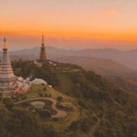 Das thailändische Wetteramt (TMD) hat heute, am 13. Januar, eine Wettervorhersage herausgegeben, die einen weiteren Temperaturabfall in ganz Thailand anzeigt . In Bangkok werden Tiefsttemperaturen von 16 Grad Celsius und starke Winde erwartet. In den nördlichen und nordöstlichen Regionen wird kaltes bis sehr kaltes Wetter erwartet, in den höchsten Gebieten sogar noch kältere Temperaturen.