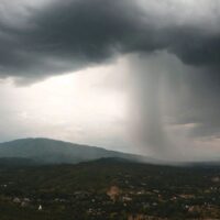 Das thailändische Wetteramt (TMD) hat für 10 Provinzen Thailands Warnungen herausgegeben, sich auf heftige Regenfälle aufgrund des Monsuns vorzubereiten. Im Norden Thailands wird es zu einem Temperaturabfall von 1 bis 2 Grad Celsius kommen, außerdem wird es starke Winde geben.