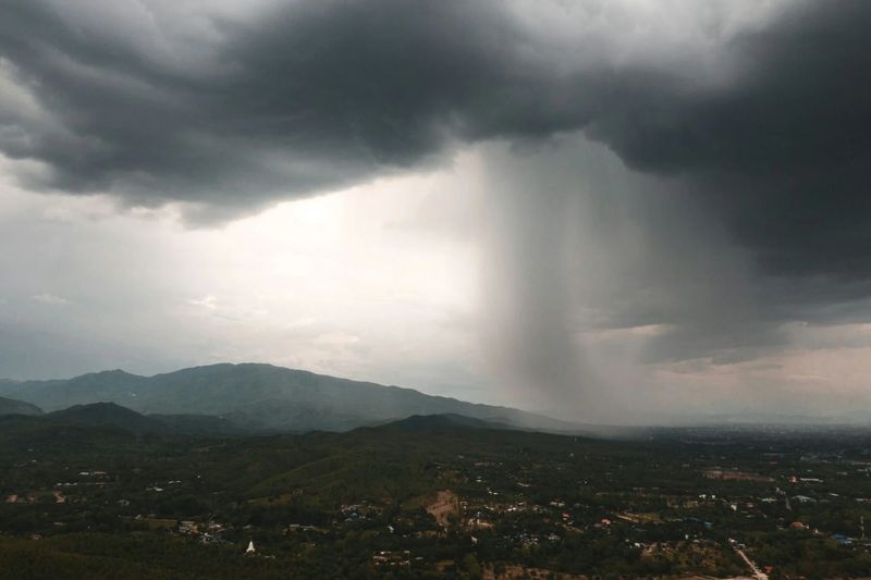 Das thailändische Wetteramt (TMD) hat für 10 Provinzen Thailands Warnungen herausgegeben, sich auf heftige Regenfälle aufgrund des Monsuns vorzubereiten. Im Norden Thailands wird es zu einem Temperaturabfall von 1 bis 2 Grad Celsius kommen, außerdem wird es starke Winde geben.