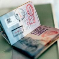 In einem strategischen Kurswechsel hat Thailand die Bedingungen für seine Langzeitaufenthaltsvisa (LTR-Visa) gelockert und zielt nun auf wohlhabende Ausländer und digitale Nomaden ab, um die Wirtschaft des Landes anzukurbeln. Das Kabinett hat diese Änderungen am Dienstag genehmigt, um eine vielfältigere Gruppe ausländischer Einwohner anzuziehen.