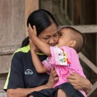 In einem bemerkenswerten demografischen Wandel verzeichnete Thailand zum ersten Mal seit 75 Jahren weniger als 500.000 Geburten in einem einzigen Jahr. Im Jahr 2024 wurden nur 462.240 Babys geboren, ein deutlicher Rückgang gegenüber den 519.000 im Vorjahr. Der Experte der Mahidol-Universität, außerordentlicher Professor Chalermpol Chamchan, betonte, dass dies das vierte Jahr in Folge sei, in dem die Sterberate die Geburtenrate übertreffe, was ein demografisches Dilemma unterstreiche.