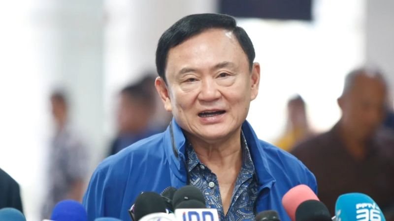 Thaksin, der im August 2023 nach 17 Jahren im selbstauferlegten Exil nach Thailand zurückkehrte, wurde sofort in eine Krankenstation im Polizeikrankenhaus verlegt, ohne sich einer intensivmedizinischen Untersuchung zu unterziehen. Diese Entwicklung veranlasste Sereepisuth zu der Frage, ob Thaksin wirklich in einem kritischen Zustand war.