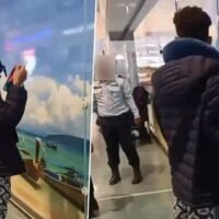 Ein Video, das einen ausländischen Touristen zeigt, der am internationalen Flughafen von Phuket im Unterbezirk Mai Khao im Bezirk Thalang offen uriniert , löste sowohl online als auch offline Empörung aus. Viele forderten entschlossenes Handeln. Der 13 Sekunden lange Clip, der gestern, am 30. Januar, geteilt wurde, zeigt den Touristen, wie er ohne Rücksicht auf Zuschauer uriniert , obwohl er vom Flughafenpersonal gewarnt wurde .